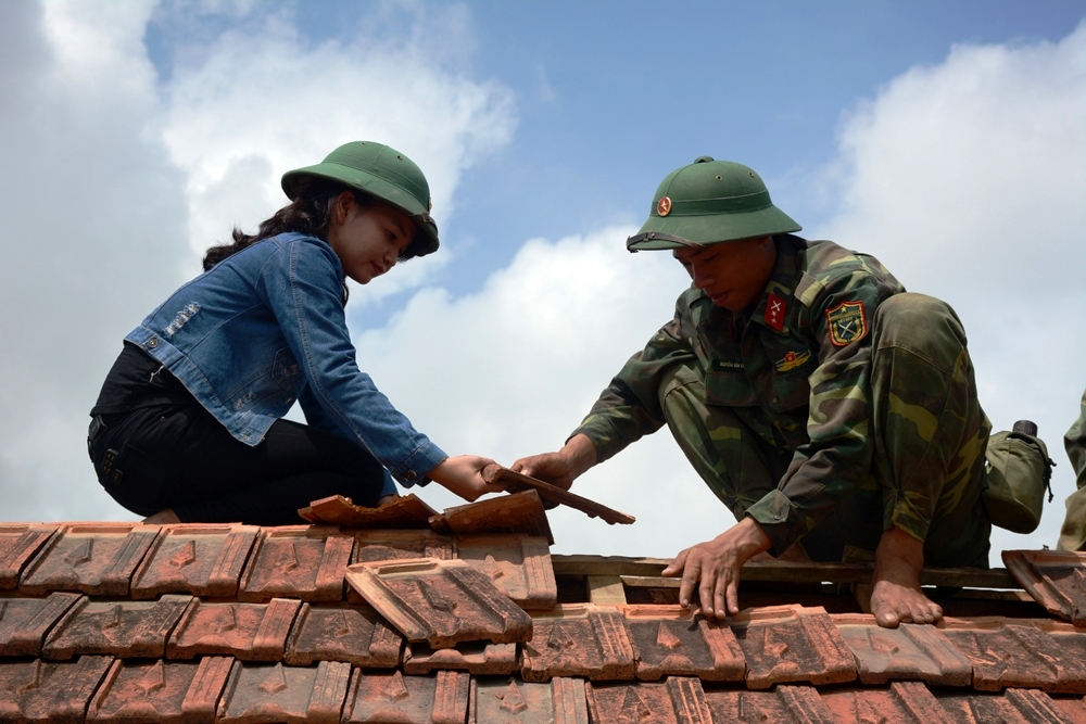 Đoàn viên, thanh niên các địa phương cũng xung kích cùng các chiến sĩ.
